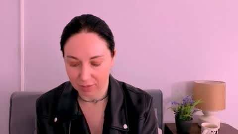 Mia online show from April 25, 2026, 3:31 pm