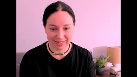 Mia online show from April 28, 2026, 3:28 pm