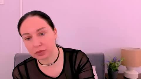 Mia online show from April 29, 2026, 3:27 pm