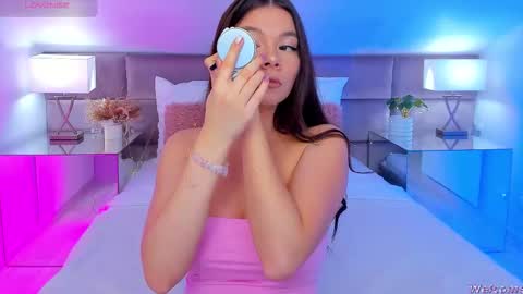 Mia online show from November 26, 2025, 1:34 pm