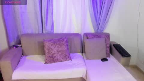 Snapshot of miaandmolly_ chatting on June 6, 2026, 2:05 am mia red hair molly short hair online show from June 6, 2026, 2:05 am