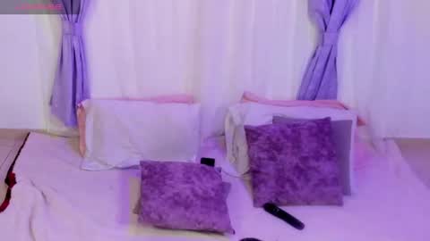 Snapshot of miaandmolly_ chatting on June 11, 2026, 12:32 am mia red hair molly short hair online show from June 11, 2026, 12:32 am
