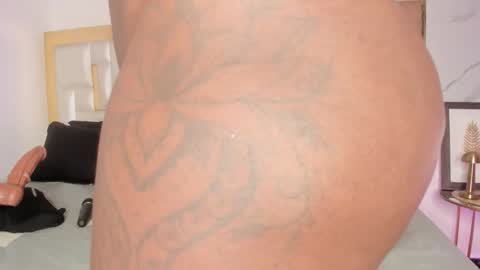 Snapshot of miaaxxx_ chatting on September 21, 2025, 8:32 pm Mia online show from September 21, 2025, 8:32 pm