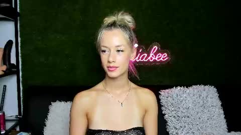 MiaBeeX online show from August 3, 2026, 7:51 am