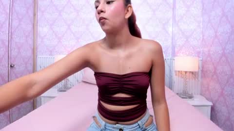 Snapshot of miabloom19 chatting on June 14, 2026, 2:24 am Mia online show from June 14, 2026, 2:24 am