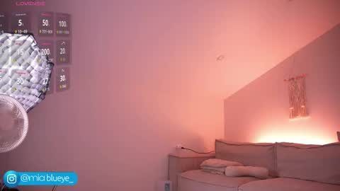 miablueye online show from September 16, 2025, 5:03 pm