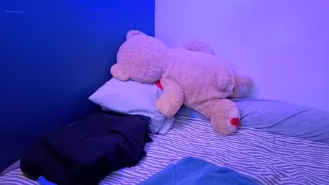 Snapshot of miacanela_xo chatting on May 19, 2026, 12:05 am Mia online show from May 19, 2026, 12:05 am