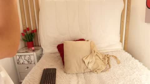 Mia  online show from June 11, 2026, 12:32 am