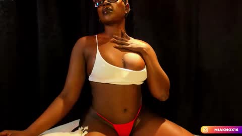 Snapshot of miaknox chatting on December 23, 2025, 12:08 am Mia online show from December 23, 2025, 12:08 am