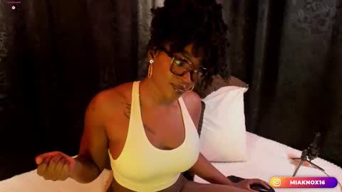 Snapshot of miaknox chatting on March 4, 2026, 12:27 am Mia online show from March 4, 2026, 12:27 am