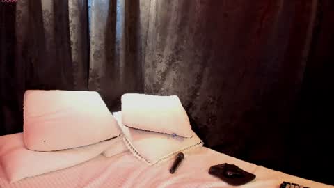 Mia online show from June 11, 2026, 2:53 am