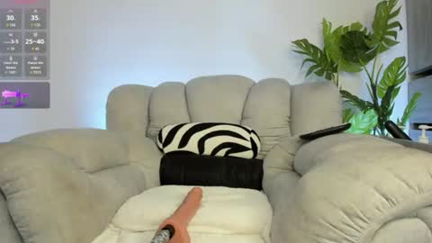 Mia Fernandez online show from June 20, 2026, 2:09 pm