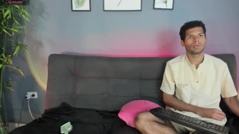 Mia online show from November 8, 2025, 3:45 pm