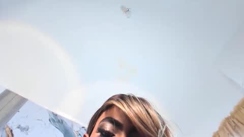 mialuxxi online show from December 19, 2025, 5:42 pm