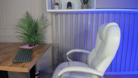 Snapshot of miamiller69 chatting on January 12, 2025, 7:11 am Mia online show from January 12, 2025, 7:11 am