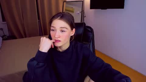 Snapshot of miapaw chatting on March 5, 2025, 5:39 pm Mia online show from March 5, 2025, 5:39 pm