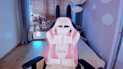 Miayna Silk online show from March 13, 2026, 9:16 am