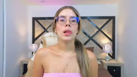 Snapshot of miasilverr chatting on July 18, 2026, 7:28 pm Mia online show from July 18, 2026, 7:28 pm