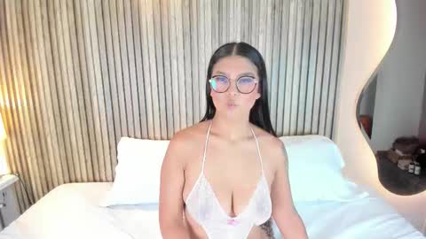 Mia  online show from March 17, 2026, 4:06 am