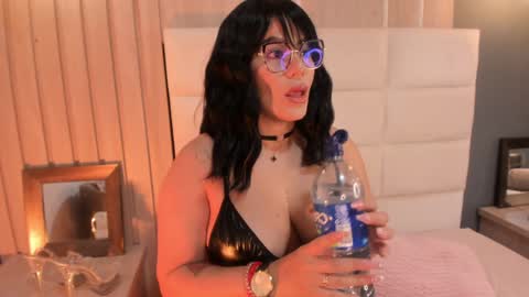 Mia online show from February 7, 2025, 5:51 pm