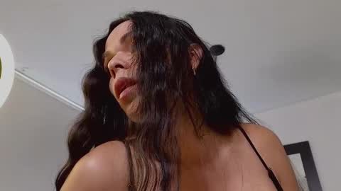 Mia online show from February 5, 2025, 1:54 pm