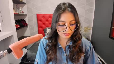 Snapshot of miawils_ chatting on December 11, 2024, 7:46 pm M I A W I L S online show from December 11, 2024, 7:46 pm