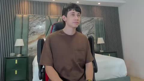 Snapshot of michaeel_blue chatting on September 18, 2025, 11:56 am Michael online show from September 18, 2025, 11:56 am