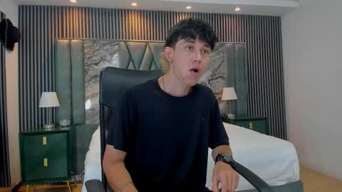 Snapshot of michaeel_blue chatting on October 24, 2025, 2:35 pm Michael online show from October 24, 2025, 2:35 pm