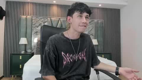 Snapshot of michaeel_blue chatting on October 30, 2025, 8:20 pm Michael online show from October 30, 2025, 8:20 pm