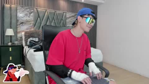 Snapshot of michaeel_blue chatting on October 31, 2025, 9:27 pm Michael online show from October 31, 2025, 9:27 pm