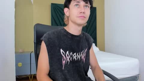 Snapshot of michaeel_blue chatting on December 18, 2025, 11:49 am Michael online show from December 18, 2025, 11:49 am