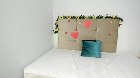 Snapshot of michael_and_sharon chatting on February 21, 2025, 2:28 am Micky and Sharon online show from February 21, 2025, 2:28 am