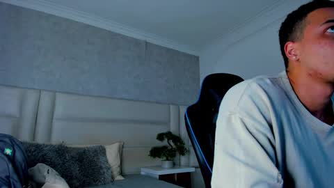 Snapshot of michael_reinolds chatting on October 23, 2025, 4:23 am Michael online show from October 23, 2025, 4:23 am