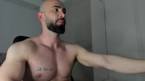 MichaelEvansx online show from April 26, 2026, 9:12 pm
