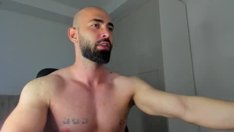 MichaelEvansx online show from April 27, 2026, 9:02 pm