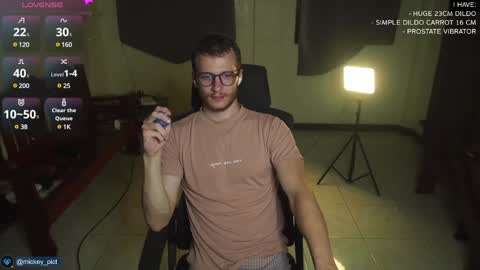 Snapshot of mickey_pict chatting on December 9, 2024, 1:24 pm Mickey online show from December 9, 2024, 1:24 pm