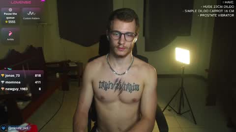 Snapshot of mickey_pict chatting on December 10, 2024, 12:27 pm Mickey online show from December 10, 2024, 12:27 pm