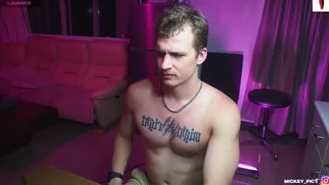 Snapshot of mickey_pict chatting on November 5, 2025, 11:54 am Mickey online show from November 5, 2025, 11:54 am