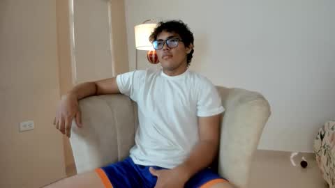 Snapshot of micky_luxe chatting on December 17, 2025, 6:36 pm micky_luxe online show from December 17, 2025, 6:36 pm