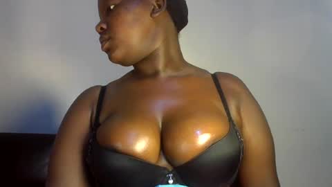 Snapshot of midnightt_curves chatting on June 18, 2026, 8:25 am midnightt_curves online show from June 18, 2026, 8:25 am
