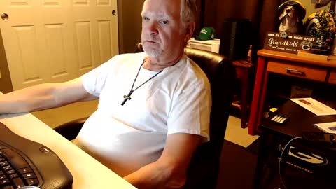 Snapshot of midwestdad09 chatting on October 13, 2025, 10:37 am midwestdad09 online show from October 13, 2025, 10:37 am