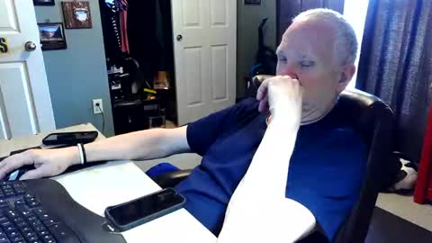 midwestdad09 online show from April 25, 2026, 2:36 pm