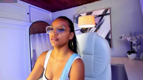 miel_ambar online show from April 17, 2026, 1:03 pm