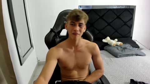 Snapshot of miguel_hz chatting on April 2, 2026, 12:30 am Miguel Hernandez online show from April 2, 2026, 12:30 am