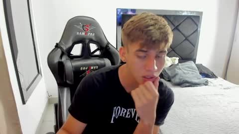 Snapshot of miguel_hz chatting on April 2, 2026, 3:53 pm Miguel Hernandez online show from April 2, 2026, 3:53 pm