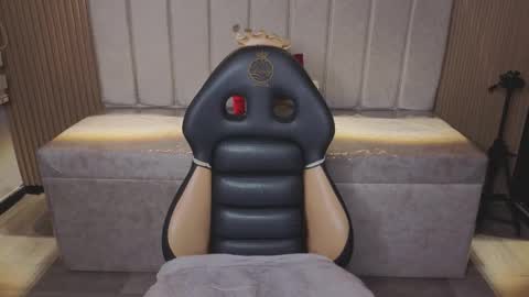 miiaa_evans1 online show from February 11, 2026, 8:03 pm