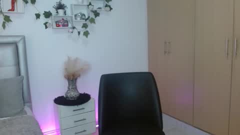 miiaa_k online show from April 27, 2026, 9:40 am