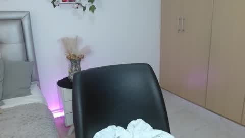 Snapshot of miiaa_k chatting on May 15, 2026, 10:33 am miiaa_k online show from May 15, 2026, 10:33 am