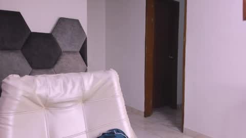 Mikaela blondie bigass online show from April 18, 2026, 7:07 pm