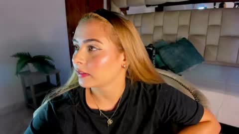Snapshot of mikaelastonne chatting on June 12, 2026, 7:13 pm Mikaela blondie bigass online show from June 12, 2026, 7:13 pm